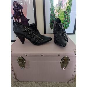 YRU Scorpio Black Buckle Booties Sz 7